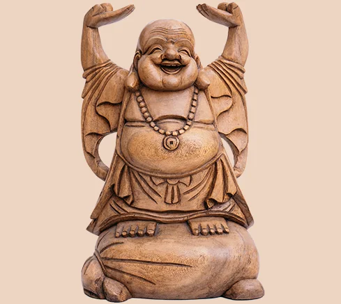 Holzbuddha der lacht und beide Hände nach oben schiebt